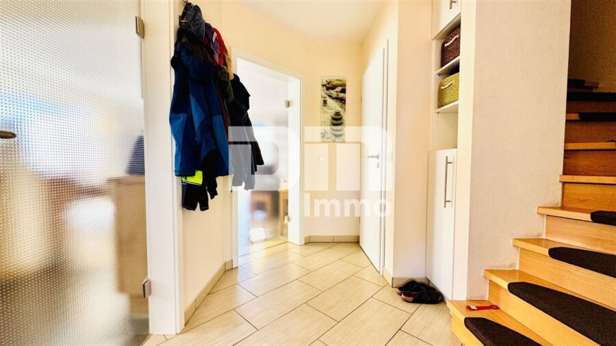 Modernes Familienglück nahe KfW 55-Standard mit Terrasse, Carport und Parkplatz - EG Flur / Diele / Treppenaufgang